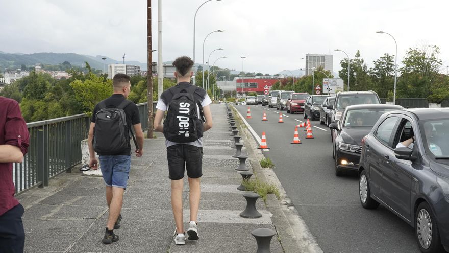 Dos jóvenes migrantes, recién expulsados de Francia, este jueves en la frontera de Irún con Hendaya
