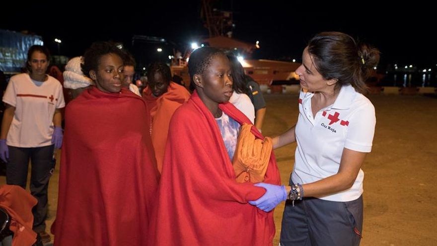 Trasladan a Motril a 55 inmigrantes rescatados cerca de la isla de Alborán