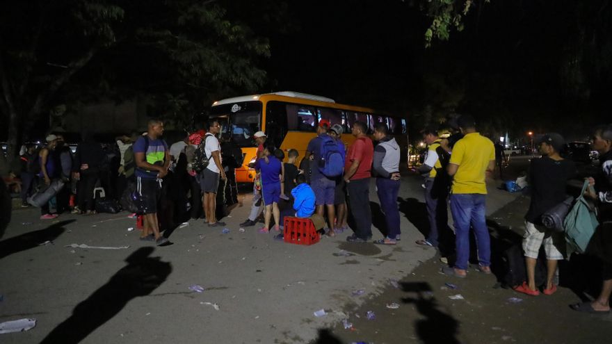 Unos 1.300 migrantes extranjeros salen desde Honduras hacia la frontera con Guatemala