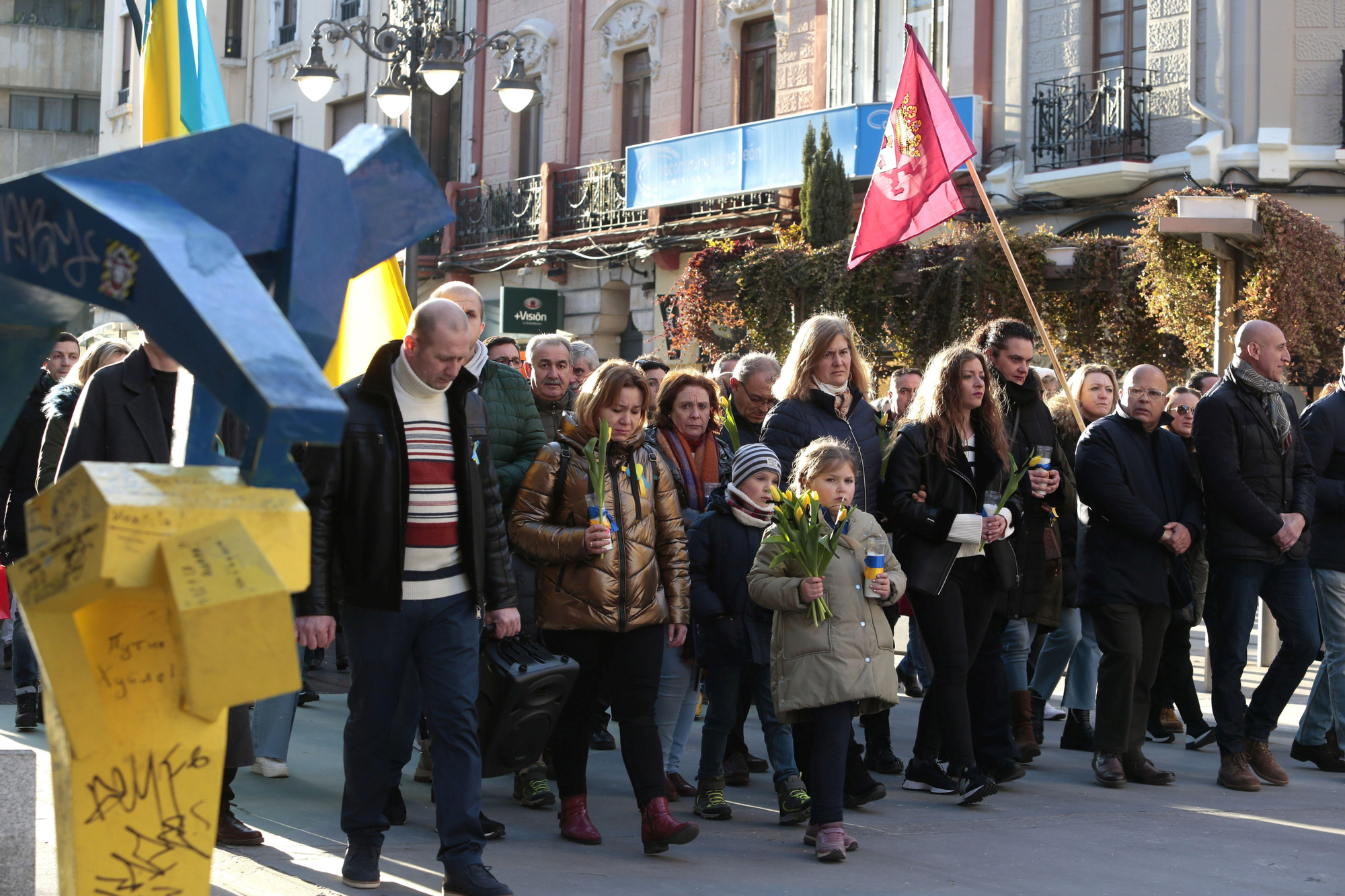 Autoridades encabezando la manifestación contra un año de guerra en Ucrania.