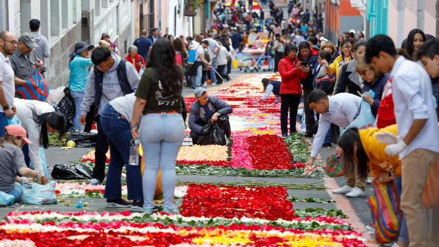 Colocan 70 alfombras de flores al paso de la procesión del Corpus Christi en Quito
