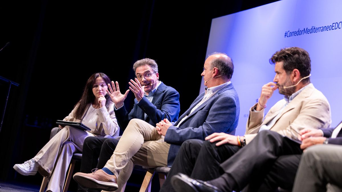 La periodista Célia Cerezo; Raül Roselló, Secretario de Diálogo Social, Política Institucional, Cultura i Lengua en de UGT del País Valencià; Jorge García, Representante de la Plataforma de Empresarios Nodo Logístico Levante Interior; y Rafael García, Secretario de empresas estratégicas y transición verde CCOO del País Valencia, en el II Foro Municipalista Corredor Mediterráneo.
