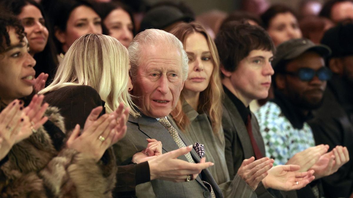 El rey Carlos III junto a la consejera delegada del consejo de la moda británica, Laura Weir, y la diseñadora Stella McCartney en la semana de la moda de Londres, este jueves.