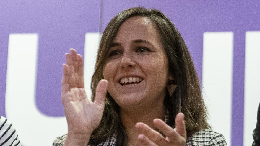 La ministra de Derechos Sociales y Agenda 2030, Ione Belarra (c), aplaude en la inauguración de la ‘Universidad de Otoño’ en la Facultad de Ciencias Políticas de la UCM, a 4 de noviembre de 2022, en Madrid (España).