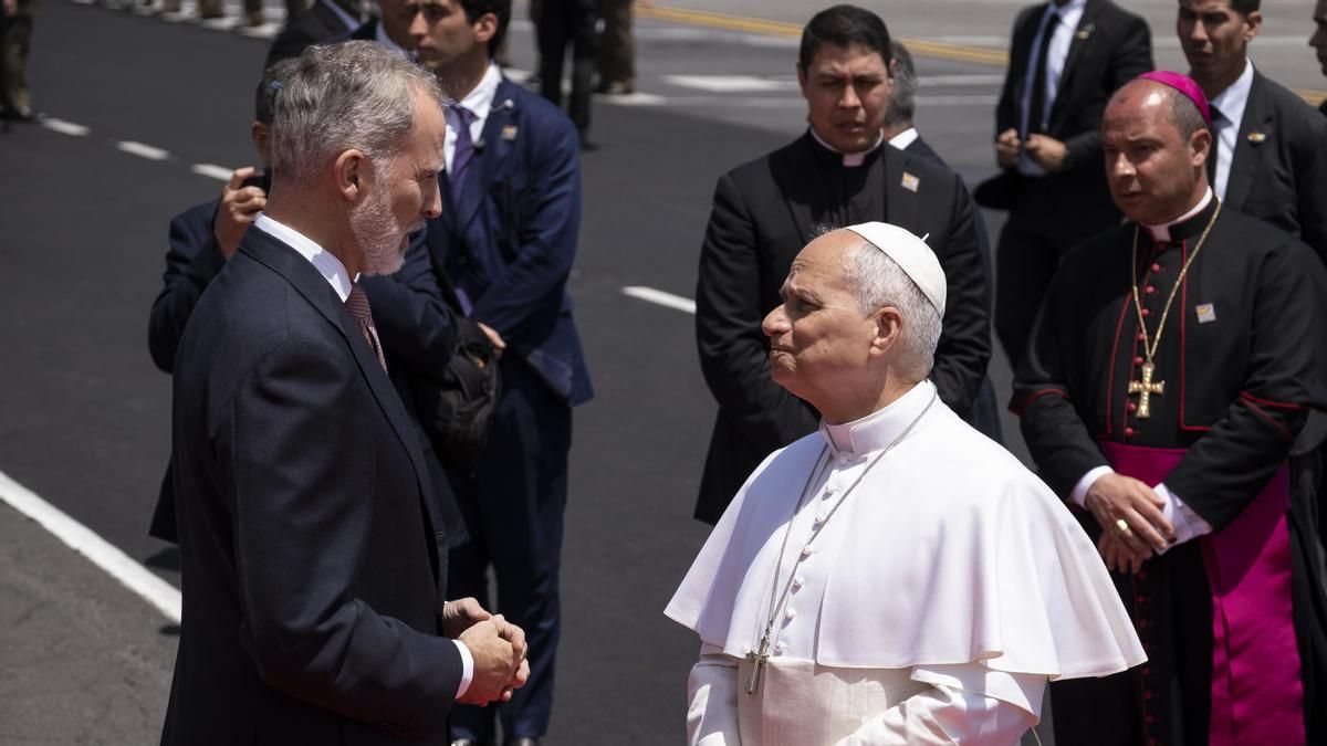 El rey Felipe VI y el papa León XIV este viernes en el aeropuerto Tenerife Norte.