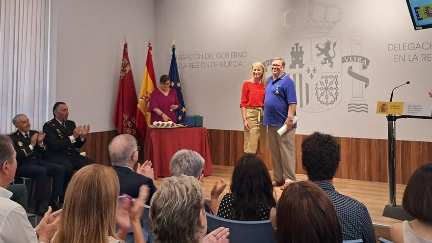 El cura Joaquín Sánchez, reconocido con la Medalla al Mérito Civil, y la delegada de Gobierno, Mariola Guevara