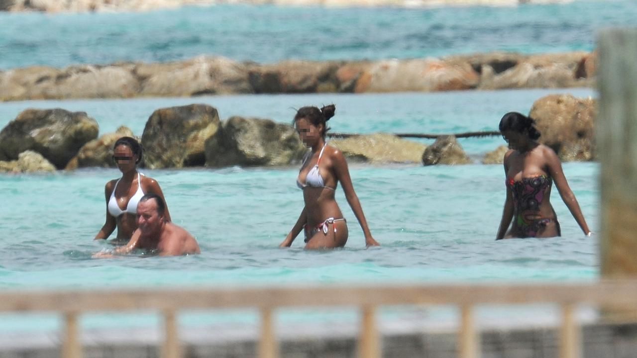 Julio Iglesias y acompañantes en la playa de Punta Cana, República Dominicana, en 2010. 