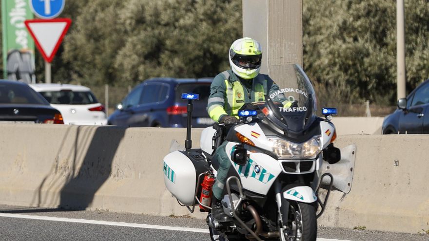 Lo que no debes hacer si adelantas a la Guardia Civil en la carretera