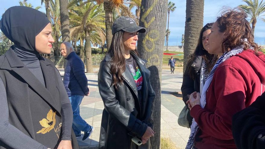 Wesam Hamada, madre de Hind, junto a la actriz Saja Kilani e integrantes de movimientos de solidaridad con Palestina, en Barcelona, este jueves