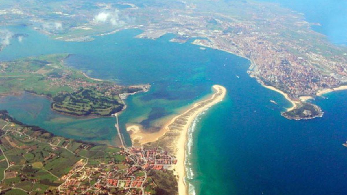 La charla 'Tres brutales agresiones a la bahía de Santander' analiza la evolución del paisaje marítimo