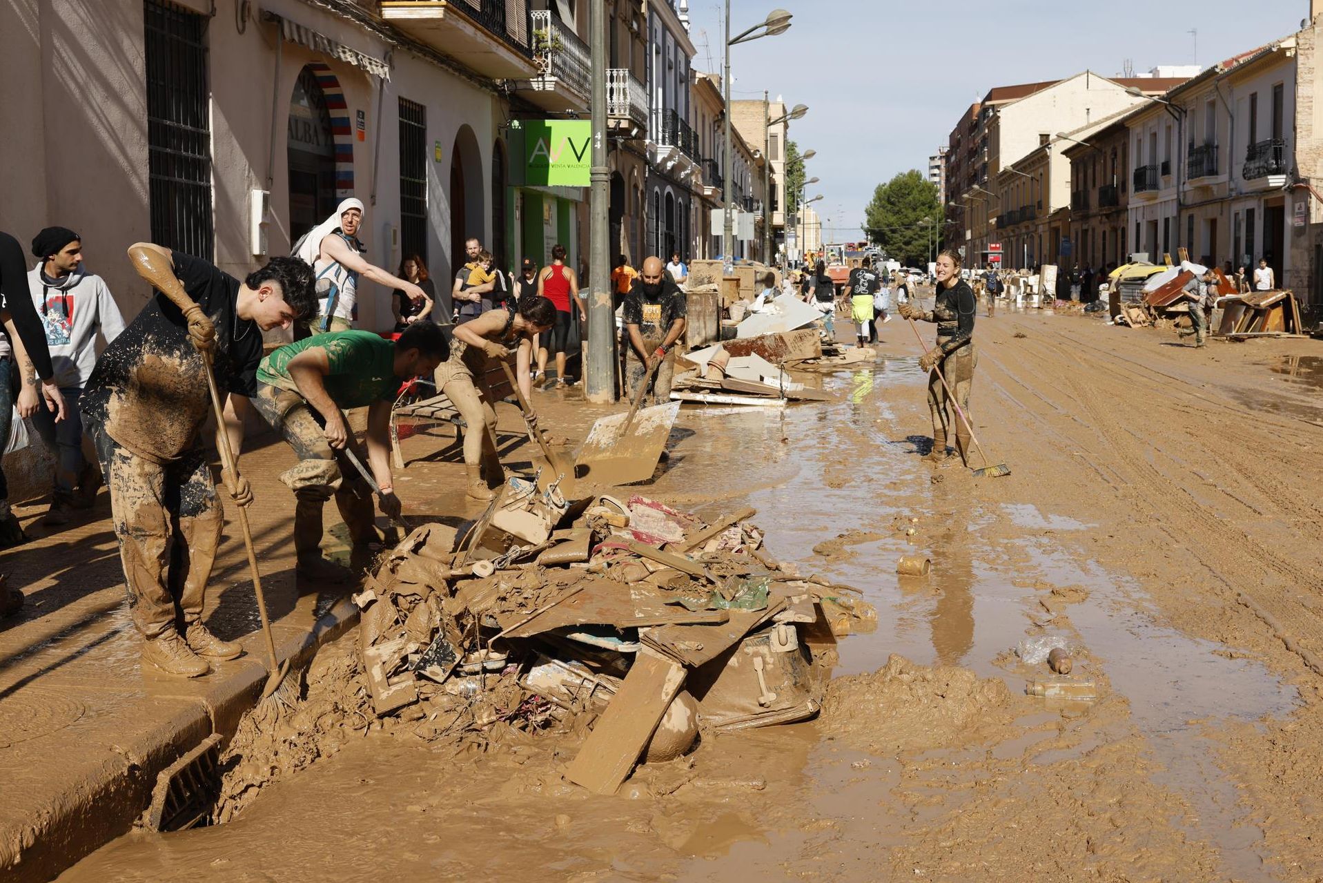 Vecinos y voluntarios de la pedanía de La Torre limpian las calles tras la riada