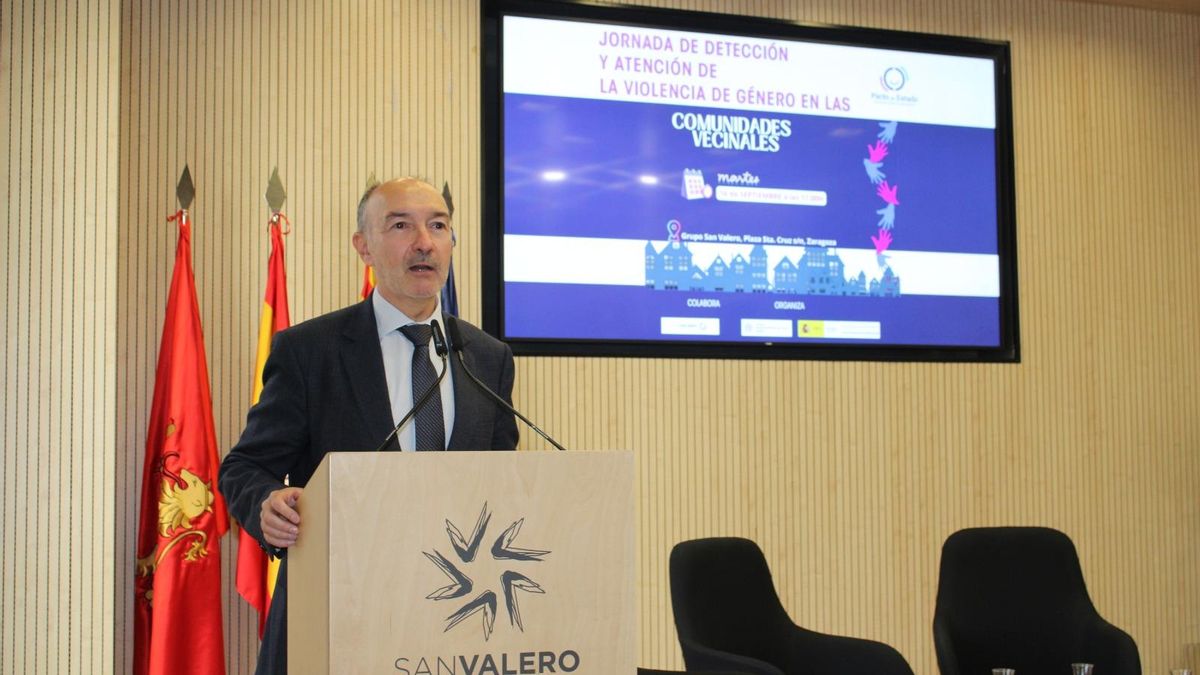 El delegado del Gobierno en Aragón, Fernando Beltrán, este martes en una jornada de detección y atención de la violencia de género en las comunidades vecinales.