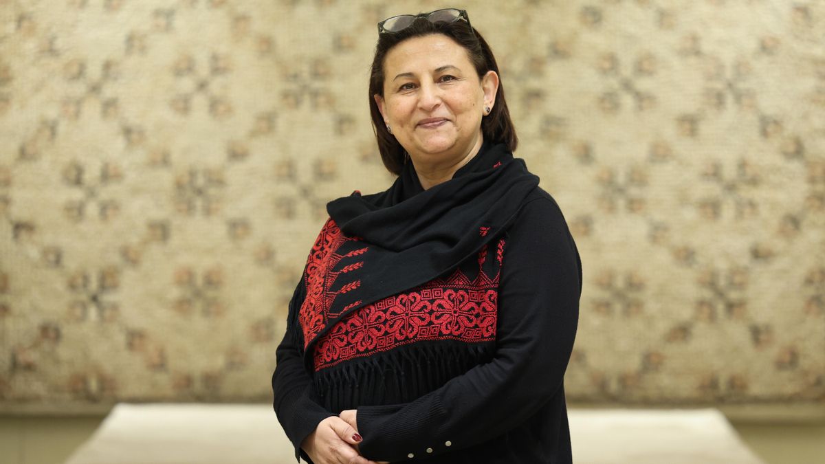 La activista de la sociedad civil palestina y feminista Huda Abuarqoob en un hotel de Madrid, el 8 de enero de 2026.