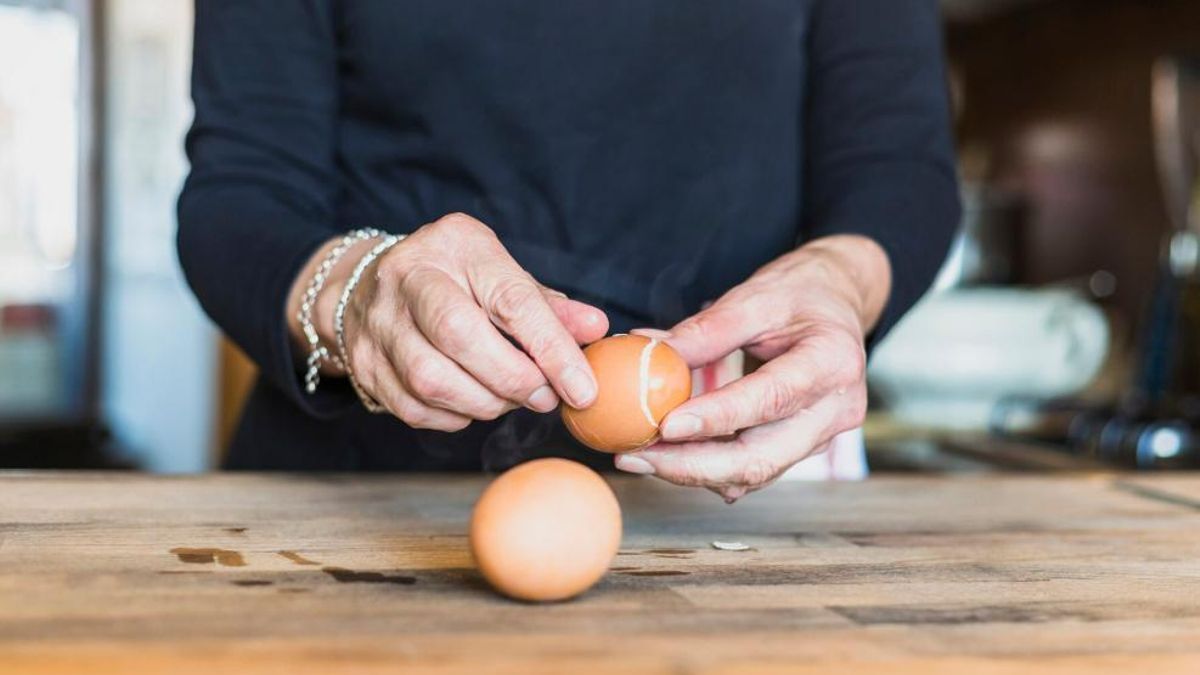 El primer paso será picar los huevos para el relleno