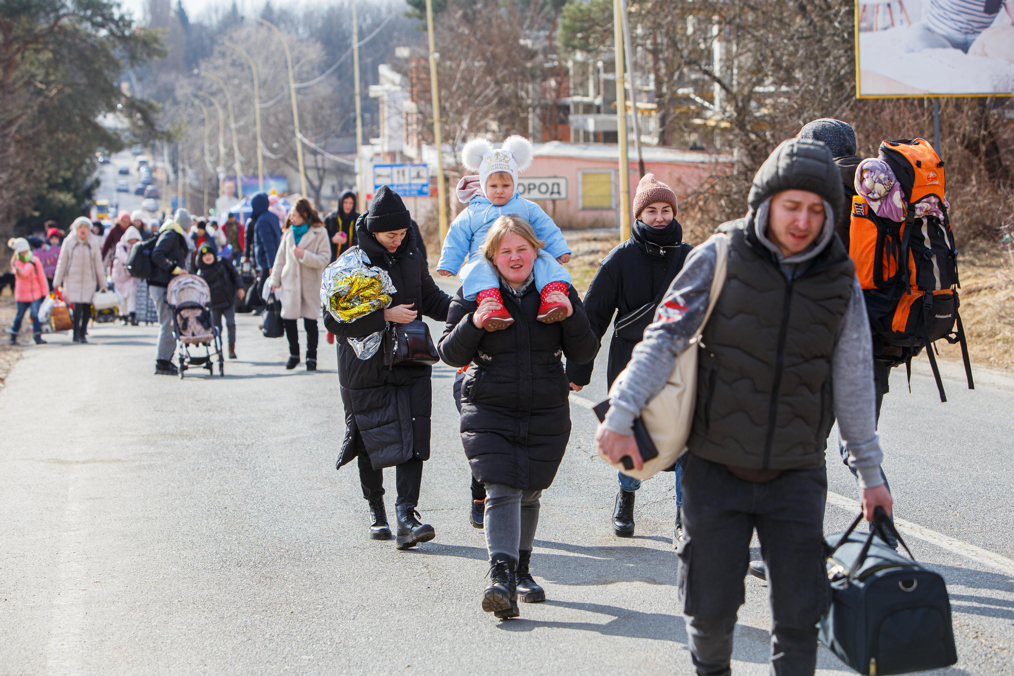 Refugiados ucranianos cruzan la frontera con Eslovaquia.