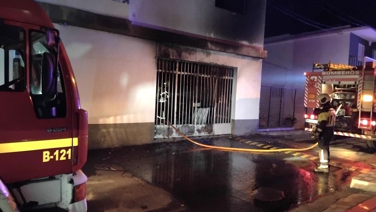 Incendio de madrugada en el almacén de una vivienda en El Paso