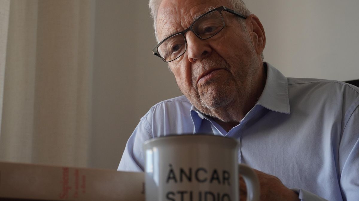 Barceló, defensor de una medicina más humanizada, lee la portada del libro 'Sapiens'.