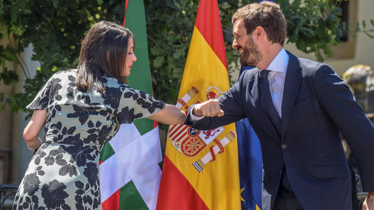 Archivo - La presidenta de Ciudadanos, Inés Arrimadas, y el líder del Partido Popular, Pablo Casado, en un acto electoral de la coalición PP+Cs en Guernica (Vizcaya).