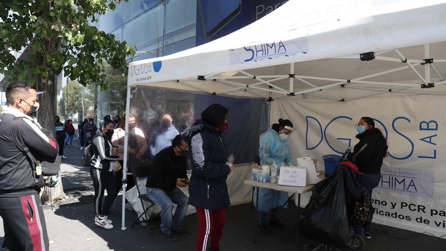 Ciudadanos asisten a practicarse una prueba de detección de coronavirus, el 5 de enero de 2022, en la Ciudad de México (México). EFE/ Alex Cruz