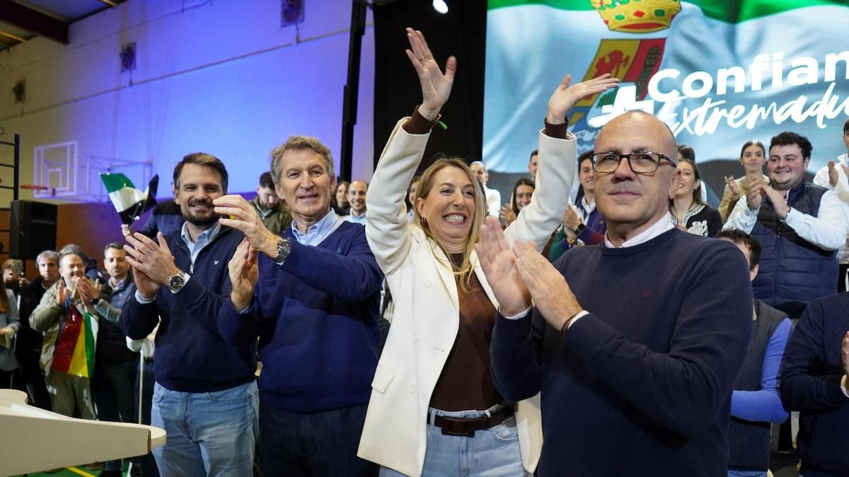 El presidente del Partido Popular, Alberto Núñez Feijóo junto a la presidenta de la Junta de Extremadura y candidata a la reelección, María Guardiola.