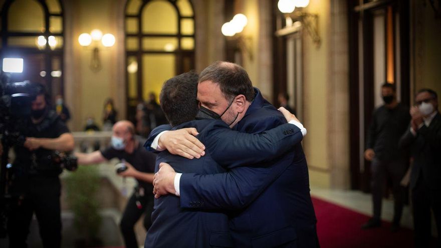 Aragonès y Junqueras se abrazan tras la investidura