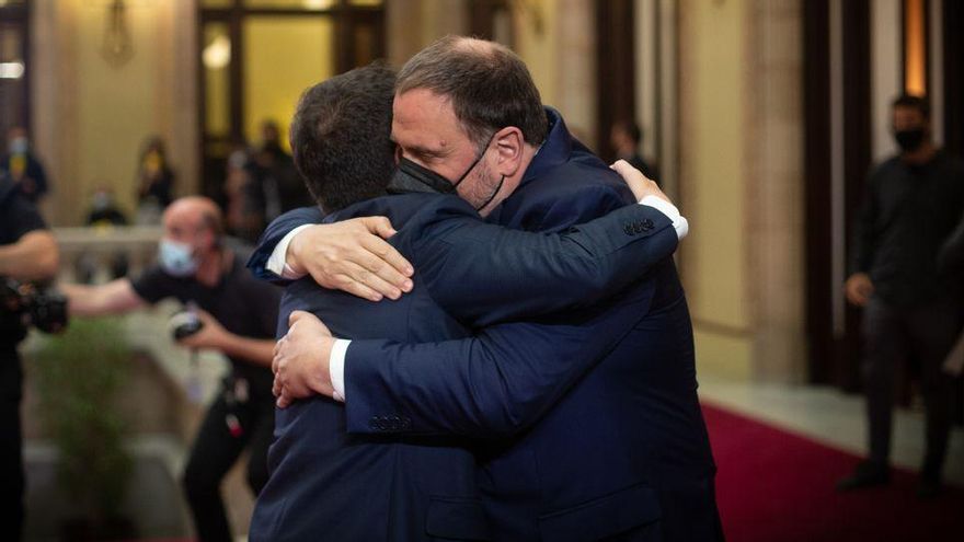 Aragonès y Junqueras se abrazan tras la investidura