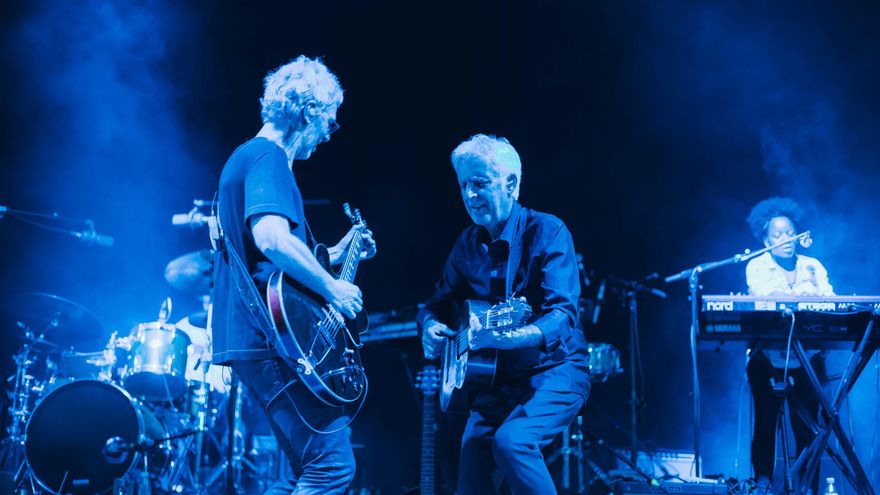 Ariel Rot y Kiko Veneno durante el concierto 'Un país para escucharlo'.
