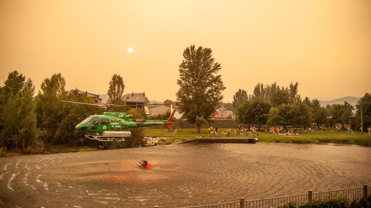 Helicóptero este viernes cogiendo agua en Cacabelos