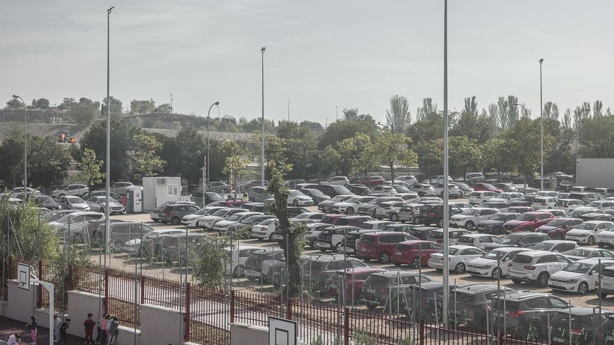 El colegio público Juan Zaragüeta de Hortaleza y el parking para empleados de Iberdrola.