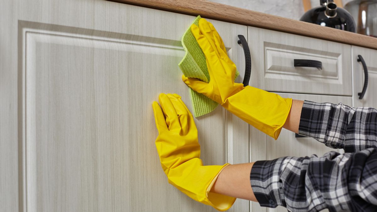 El remedio casero para eliminar la grasa de los muebles de la cocina: es natural y está en tu despensa