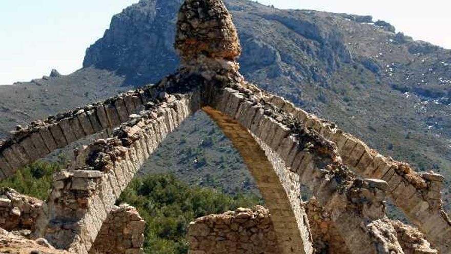 El sendero que parte desde un monasterio del siglo XVI y atraviesa un bosque para ascender hasta el tercer pico más alto de Alicante