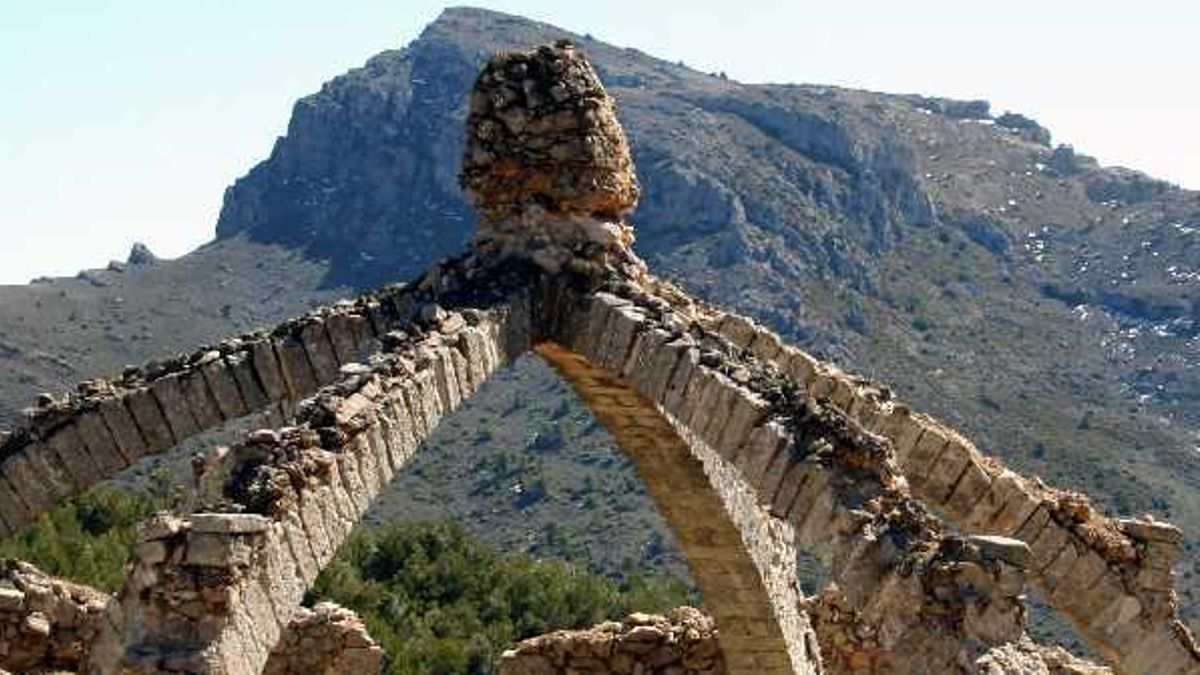 El sendero que parte desde un monasterio del siglo XVI y atraviesa un bosque para ascender hasta el tercer pico más alto de Alicante