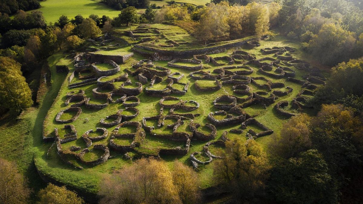 Bien de Interés Cultural, es la más popular de estas aldeas asturianas fortificadas y de ella aún se conservan viviendas y murallas