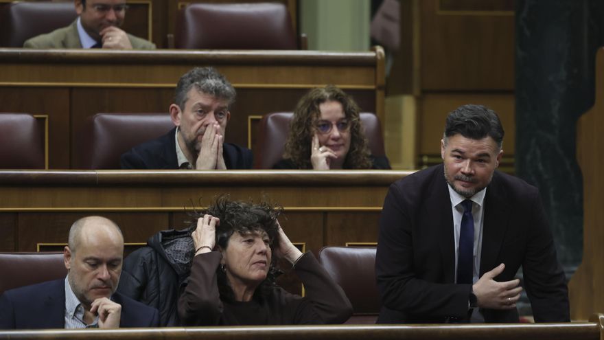 Gabriel Rufián junto a  Teresa Jordá i Roura y Jordi Salvador i Duch durante un pleno del Congreso de los Diputados celebrado este jueves.