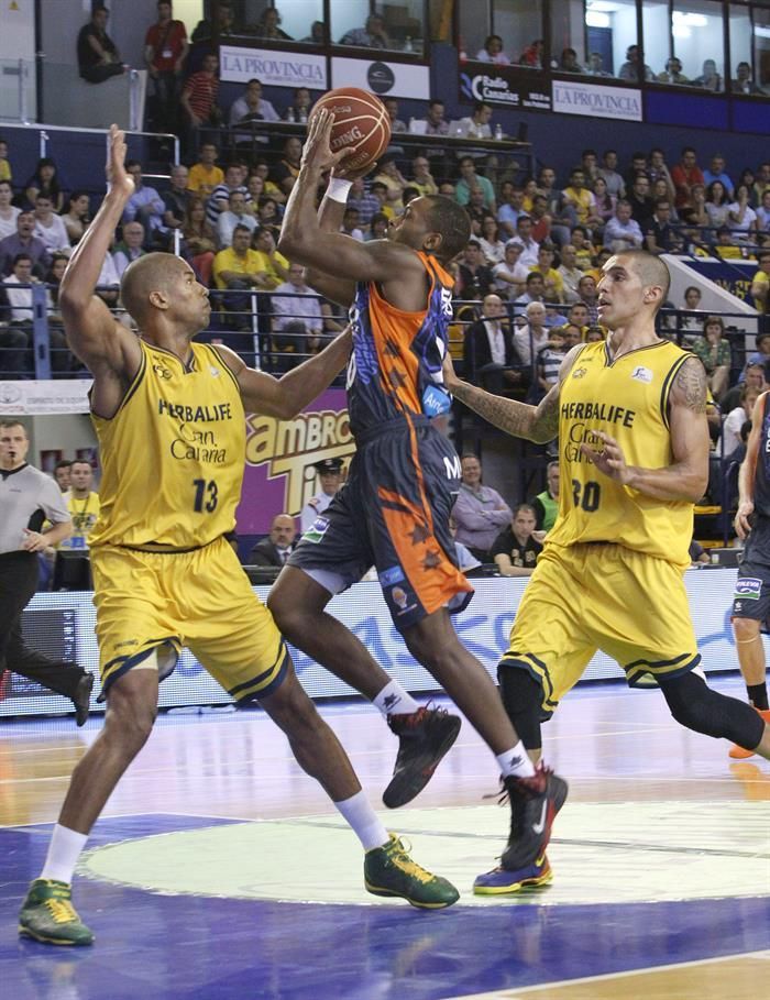 Lafayette entre Báez y Martín. EFE/Elvira Urquijo A.