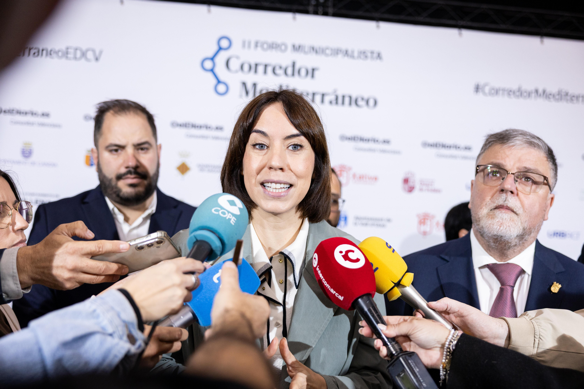 La ministra de Ciencia, Innovación y Universidades, Diana Morant, atiende a los medio en Villena.