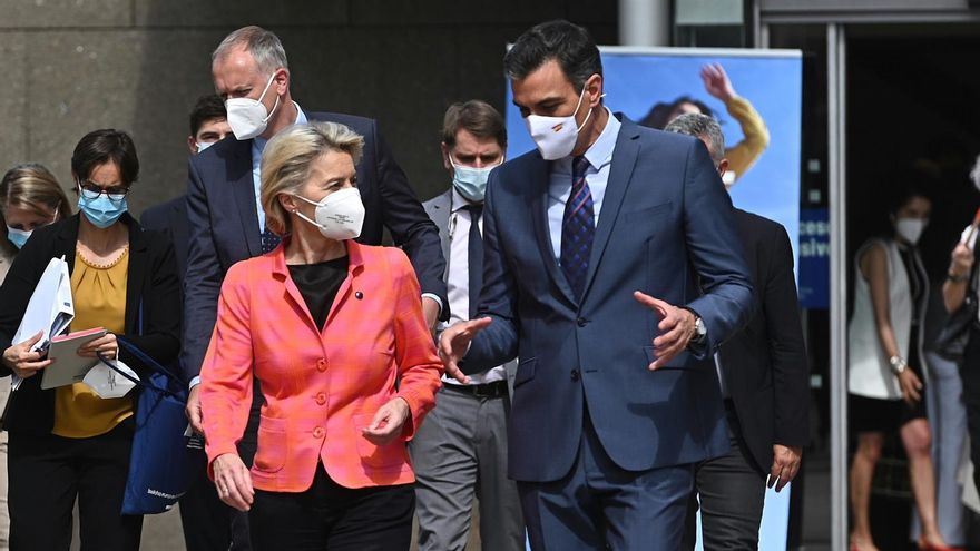 El presidente del Gobierno, Pedro Sánchez, y la presidenta de la Comisión Europea, Ursula von der Leyen, durante el encuentro que mantuvieron este miércoles en la sede de Red Eléctrica Española en Madrid. EFE/ Fernando Villar