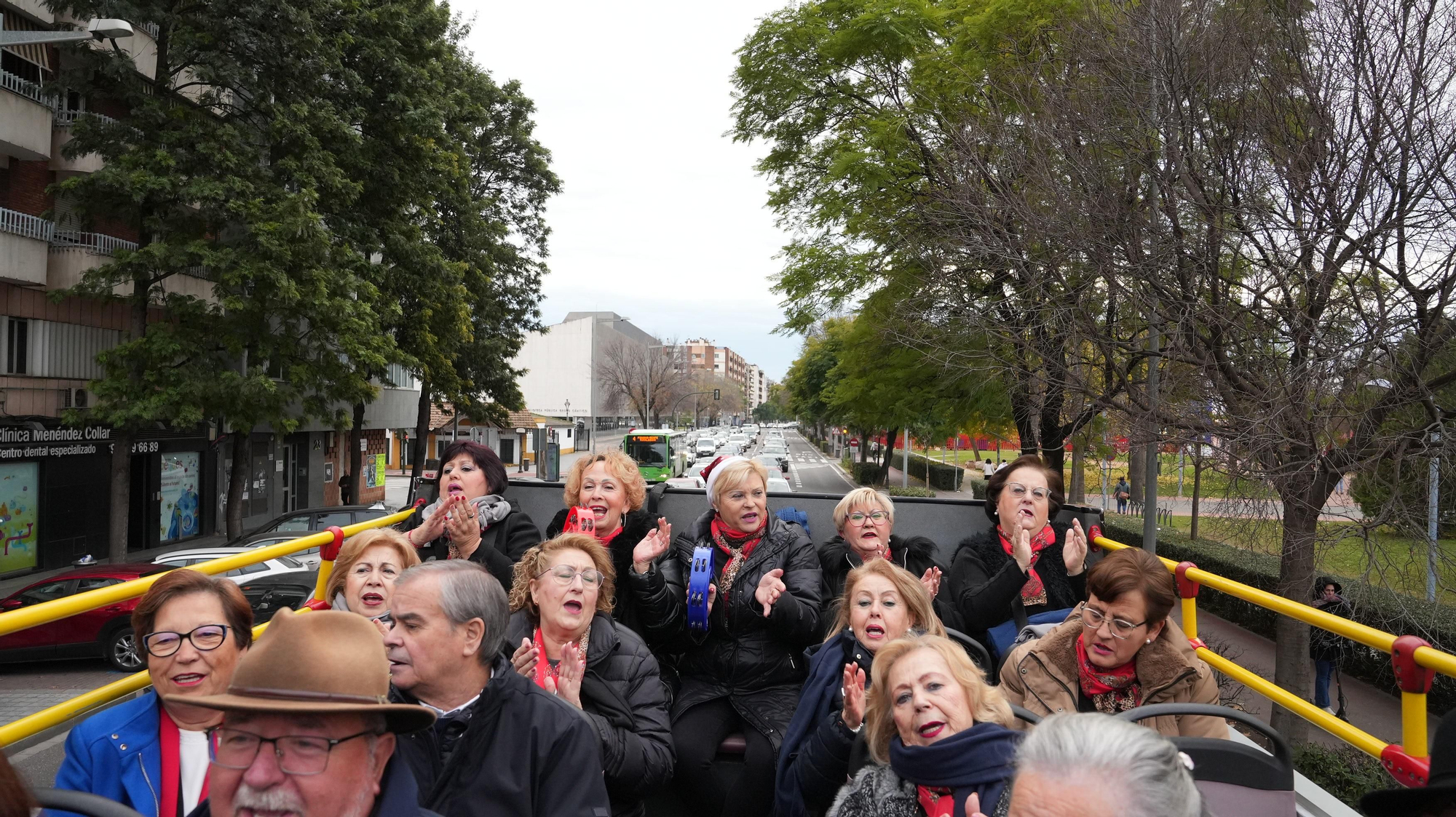 Los mayores participan en un recorrido urbano en autobuses turísticos dentro de la actividad “Coro de Coros”.