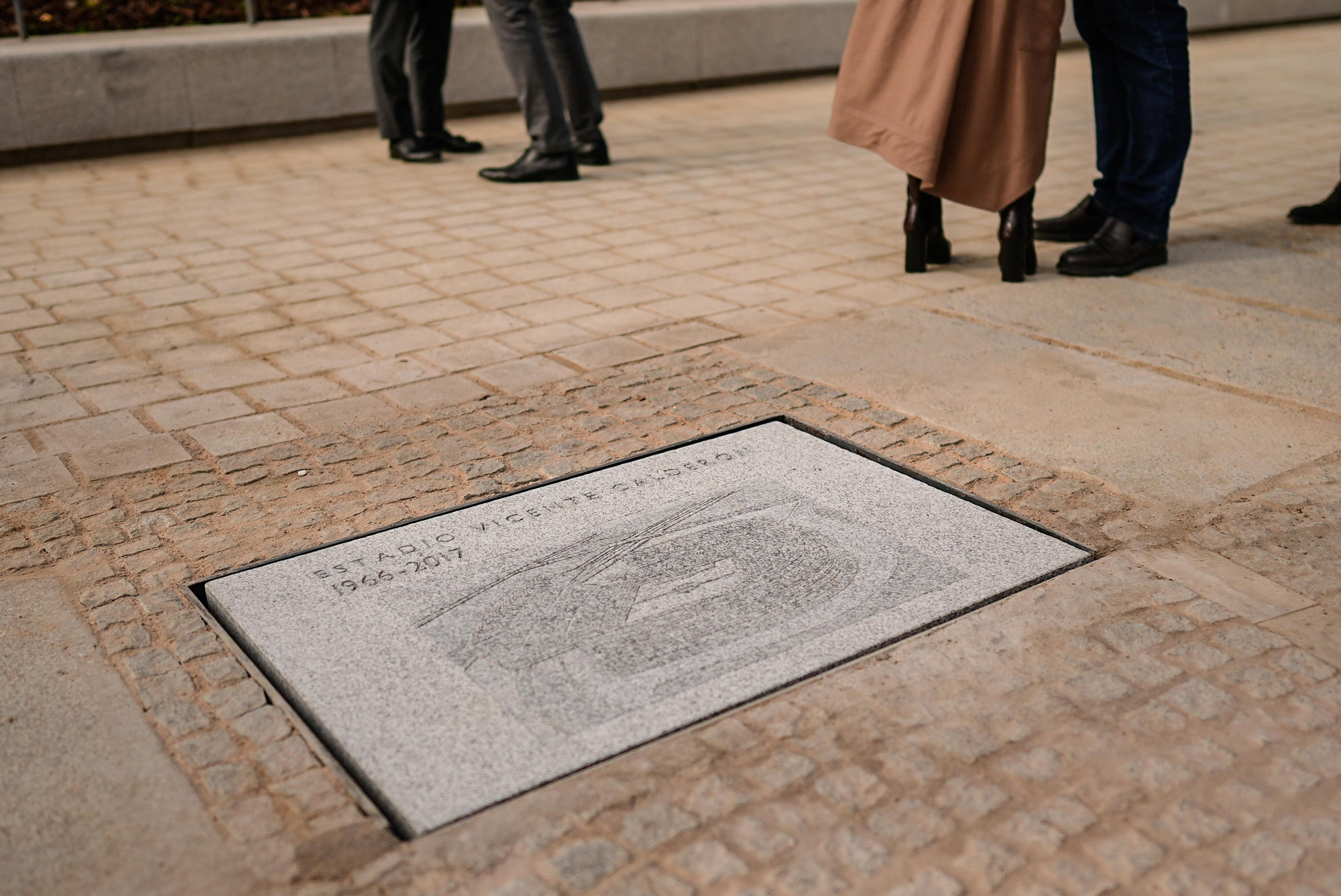 Placa con el Calderón grabado, que contiene la cápsula del tiempo