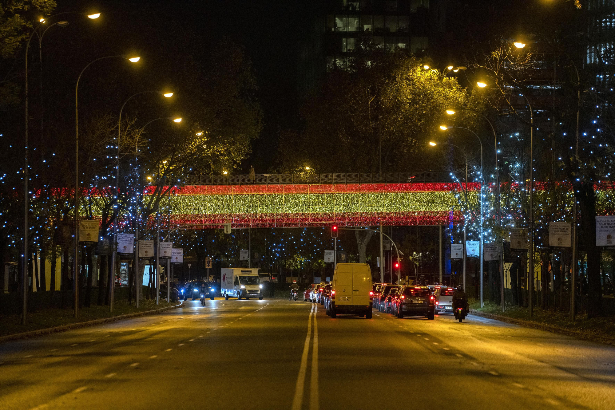 Más de un kilómetro de luces led entre farolas en dos cenefas paralelas a cada lado de la vía, entre Neptuno y Colón