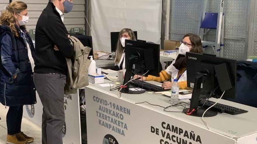 Los positivos de COVID-19 en Euskadi caen un 32% en la última semana pero los ingresos hospitalarios descienden a menos ritmo