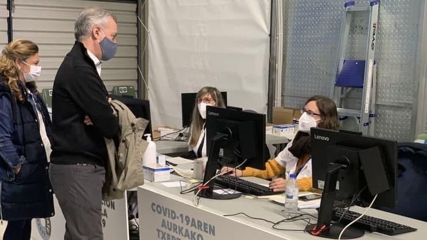 Sagardui y Urkullu, este domingo en el vacunódromo de Vitoria, en el frontón de Lakua