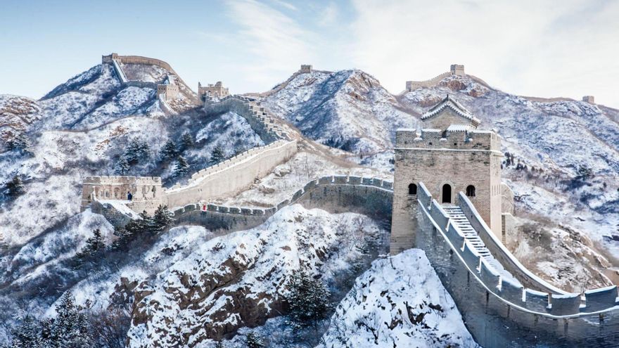 La Gran Muralla de China se ha convertido en una gran pista de patinaje: frenó a los ejércitos enemigos y ahora a los turistas que se escurren hacia abajo por las heladas