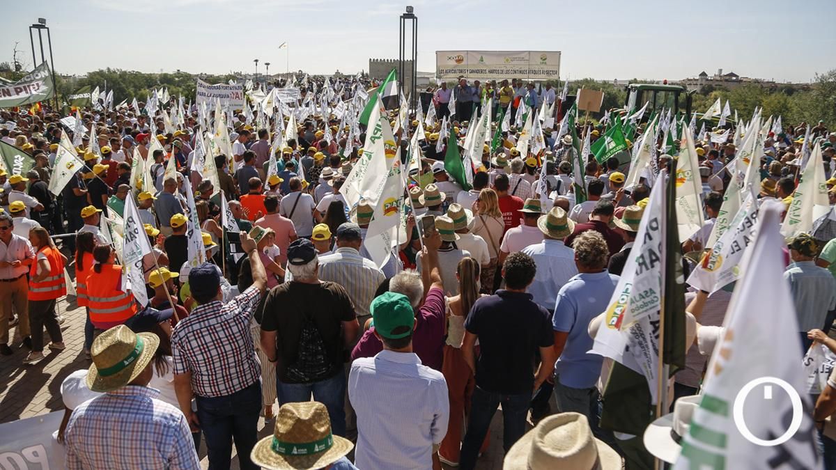 Concentración del sector agrario ante los ministros de la Unión Europea en la Puerta del Puente
