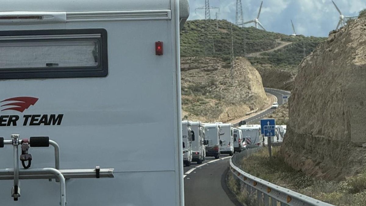 Las caravanas se hacen notar en su protesta por las carreteras de Tenerife