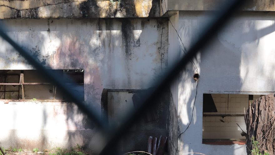 Estado de uno de los edificios del centro de acuartelamiento de Las Raíces en La Laguna