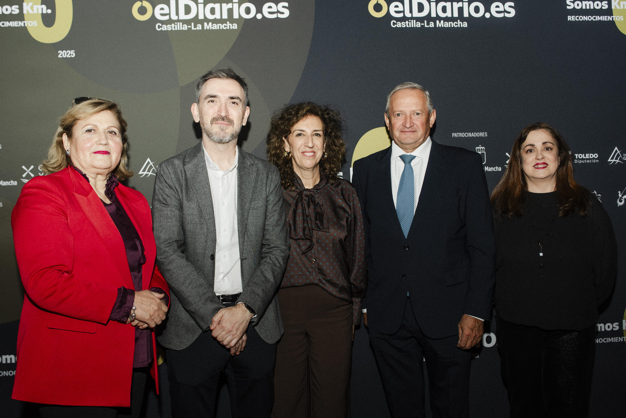 Integrantes de Cooperativas Agroalimentarias de Castilla-La Mancha, junto a Ignacio Escolar (segundo izquierda) y Carmen Bachiller (primera derecha)