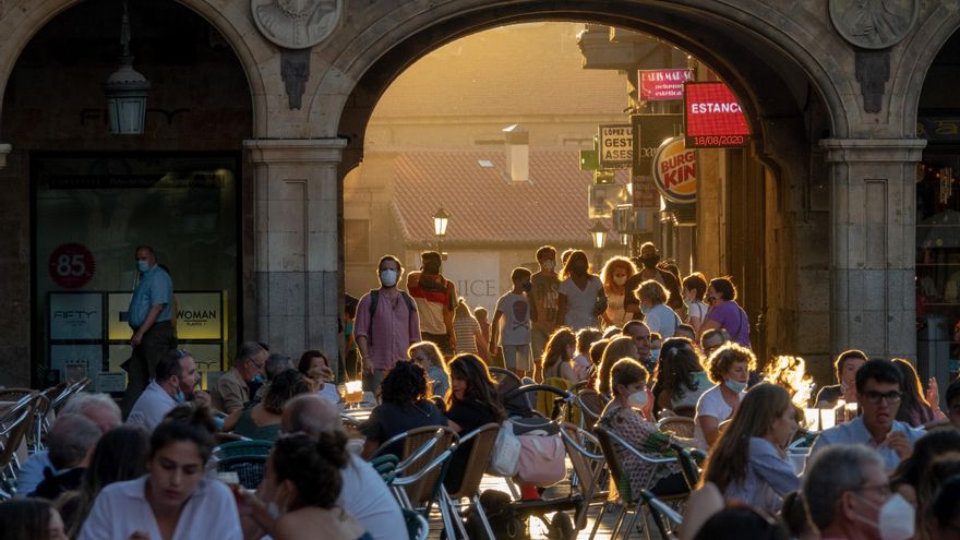 Turistas con mascarilla en la Plaza Mayor de la ciudad de Salamanca  durante la pandemia de COVID-19