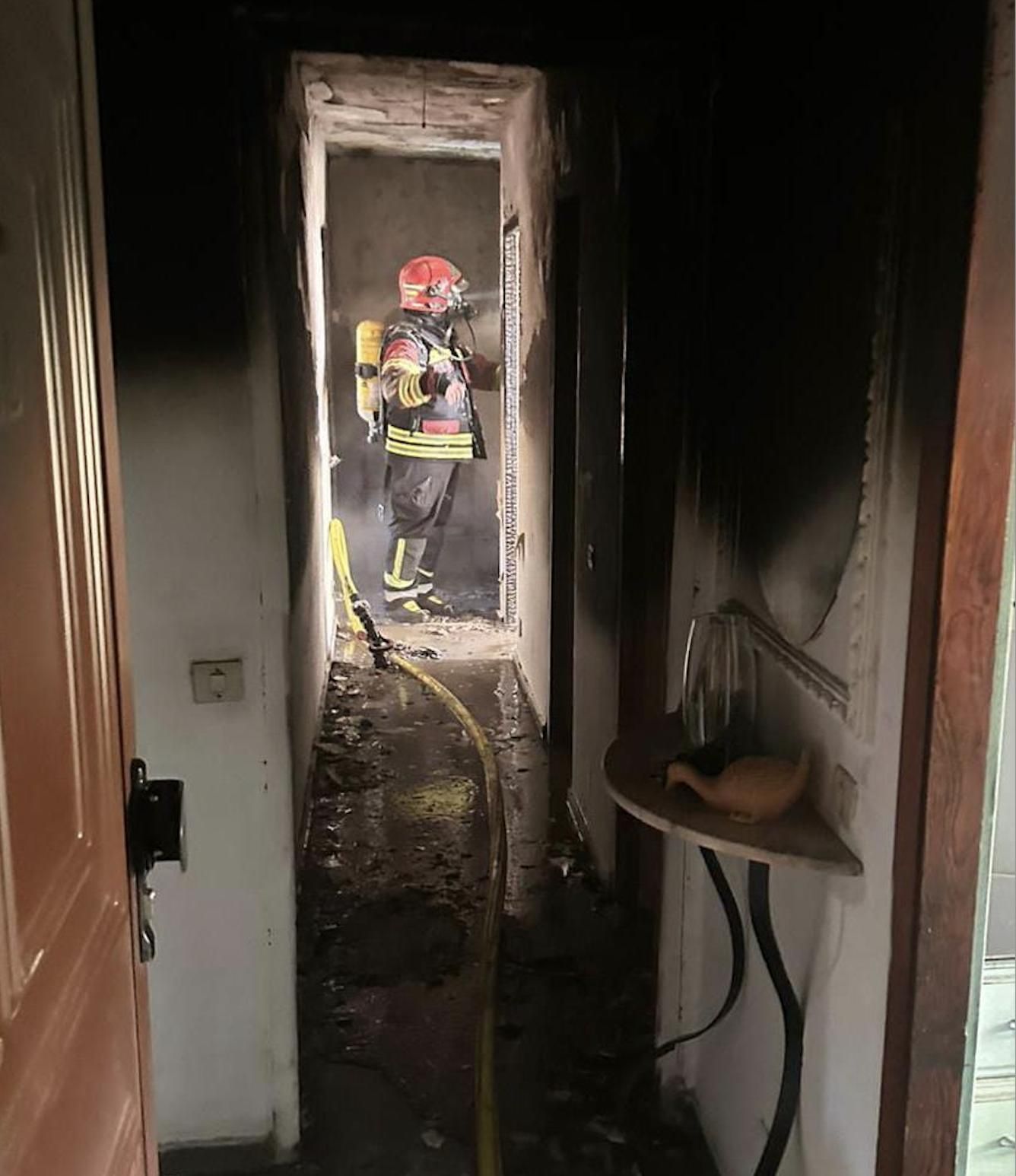 Un bombero en el interior de la vivienda afectada  este lunes por el incendio en Los Llanos de Aridane.