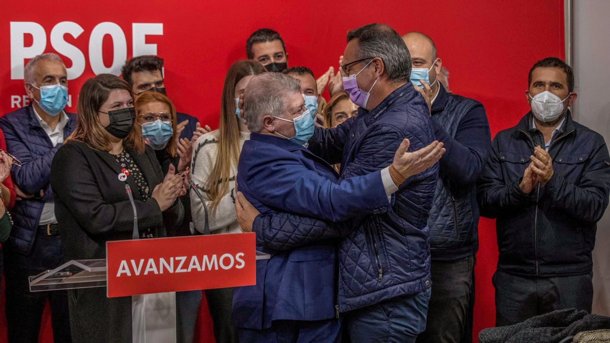 ARCHIVO | El candidato a la secretaría general del PSRM-PSOE Pepe Vélez (c-i) abraza al secretario general saliente Diego Conesa (2d). EFE/Marcial Guillén